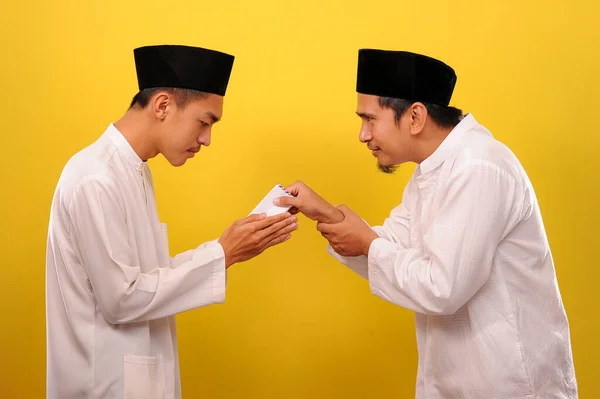 Pemuda Muslim Asia Memberikan Sedekah Kepada Muslim Lainnya Pada Bulan — Stok Foto