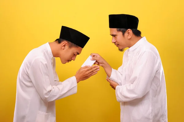 Jovem Asiático Muçulmano Esmola Outros Muçulmanos Ramadã Kareem Melhor Momento — Fotografia de Stock