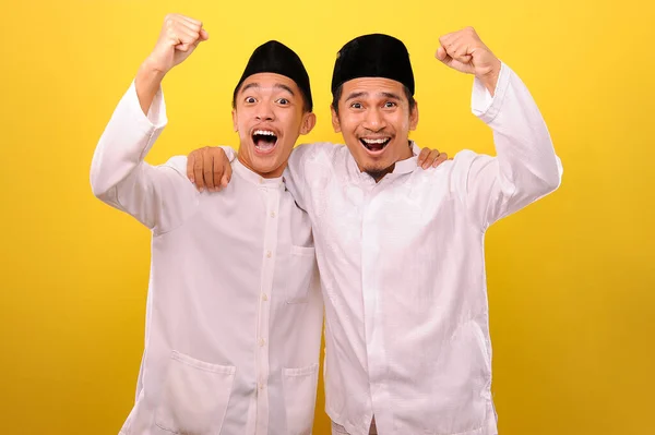 Zwei Gut Aussehende Glückliche Asiatische Muslimische Männer Die Sich Umarmen — Stockfoto