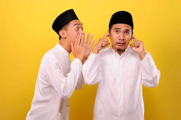 Jeden Dvou Mladých Asijských Muslimů Šeptá Druhý Muslimský Muž Snaží — Stock fotografie