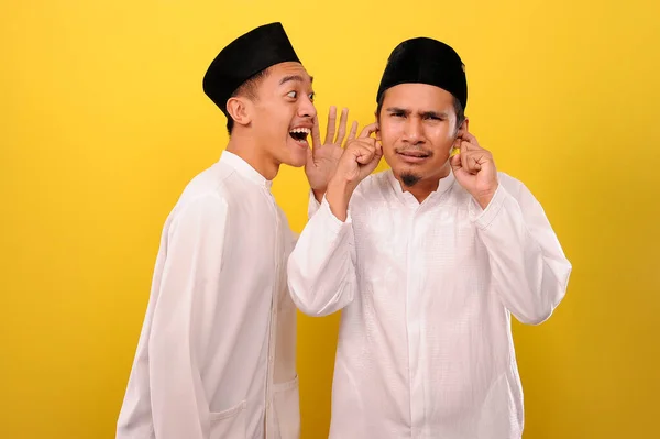Einer Von Zwei Jungen Asiatischen Muslimischen Männern Flüstert Und Der — Stockfoto