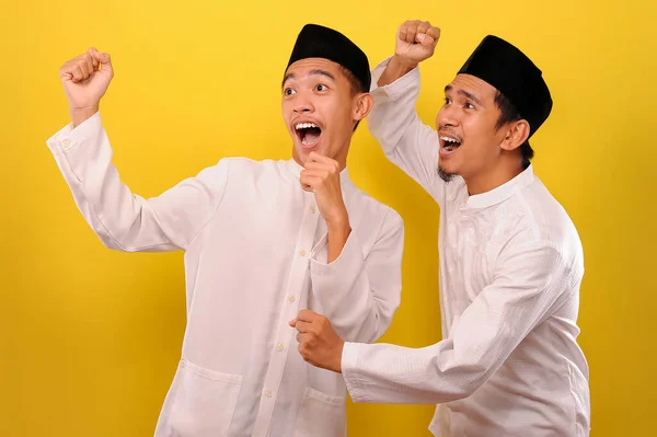 Одна Поза Двох Гарних Щасливих Азіатських Мусульман Задоволеним Обличчям Демонструючи — стокове фото
