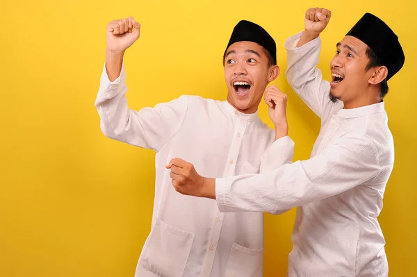 Одна Поза Двох Гарних Щасливих Азіатських Мусульман Задоволеним Обличчям Демонструючи — стокове фото