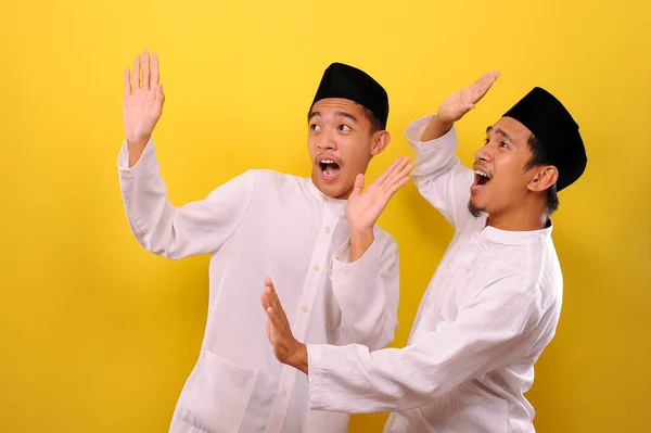 Pose Lain Dari Dua Muslim Asia Yang Bahagia Dan Tampan — Stok Foto