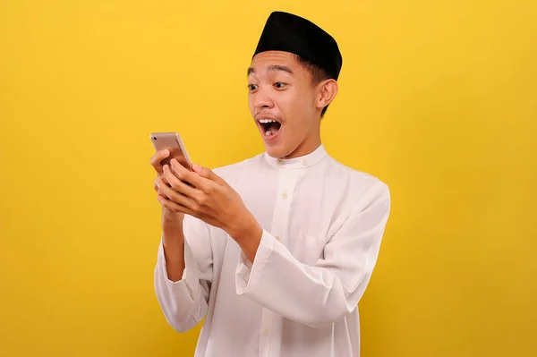Happy Shock Młody Muzułmanin Azjatycki Muzułmańskich Ubraniach Trzyma Telefon Komórkowy — Zdjęcie stockowe