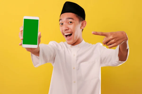 배경에 고립된 휴대폰 포인팅 화면을 아시아 이슬람 — 스톡 사진