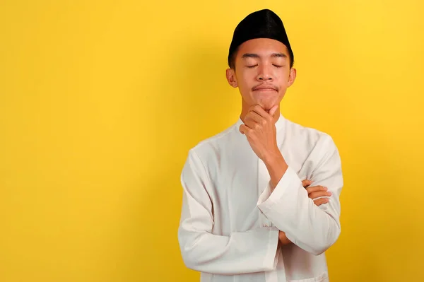 Junger Asiatischer Mann Der Selbstbewusst Vor Gelbem Hintergrund Steht Schließt — Stockfoto