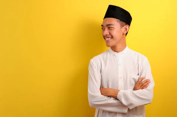 Sonriente Joven Musulmán Asiático Pie Con Los Brazos Cruzados Mira —  Fotos de Stock