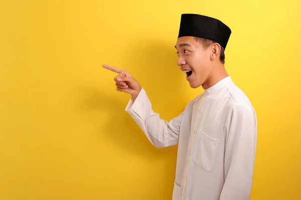 Boldog Fiatal Ázsiai Muszlim Férfi Mutat Egy Másoló Helyet Bemutató — Stock Fotó