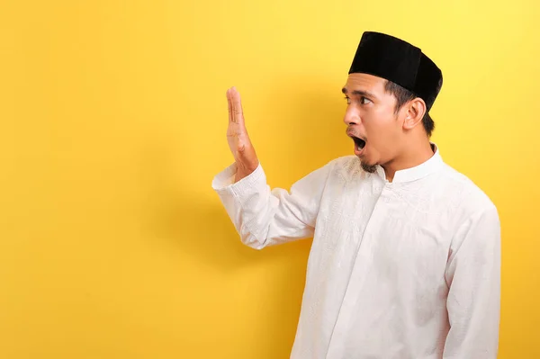 Portrait Young Asian Muslim Man Shock Look Copy Space Doing — Stok Foto