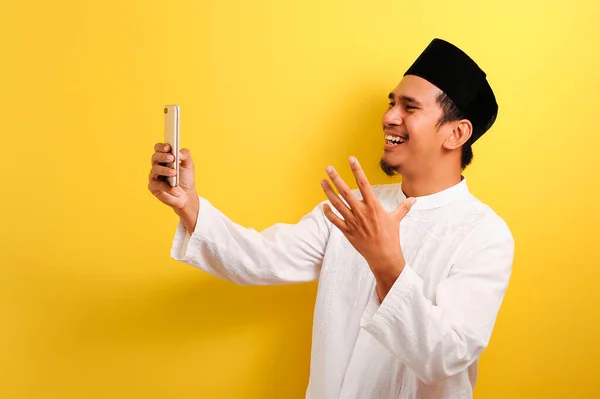 Retrato Del Éxito Joven Musulmán Asiático Feliz Con Gesto Ganador —  Fotos de Stock