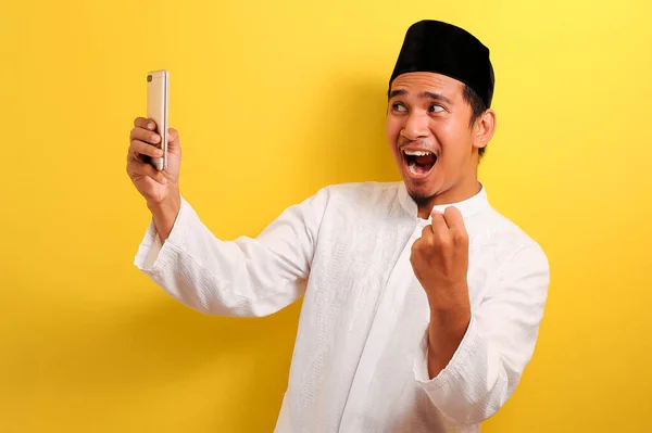 Retrato Sucesso Jovem Asiático Muçulmano Feliz Com Gesto Vencedor Isolado — Fotografia de Stock