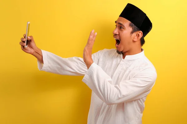 Happy Shock Junger Asiatischer Muslimischer Mann Muslimischer Kleidung Mit Handy — Stockfoto