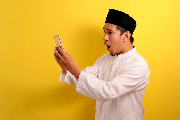 Молодой Азиат Мусульманин Мусульманской Одежде Держа Руках Мобильный Телефон Посмотрите — стоковое фото