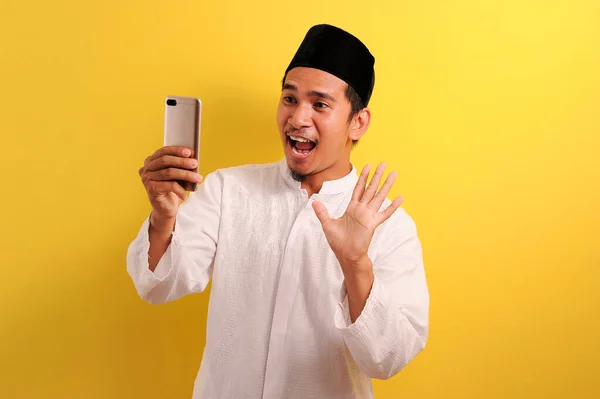 Happy Shock Młody Muzułmanin Azjatycki Muzułmańskich Ubraniach Trzyma Telefon Komórkowy — Zdjęcie stockowe