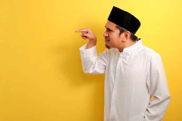 Obraz Zabawny Młody Azjatycki Muzułmanin Człowiek Wyrażając Zaskoczenie Wskazując Palec — Zdjęcie stockowe
