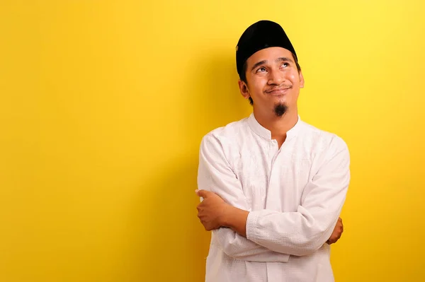 Marzycielski Młody Azjatycki Muzułmanin Spojrzeć Górę Ksero Spase Izolowane Żółtym — Zdjęcie stockowe