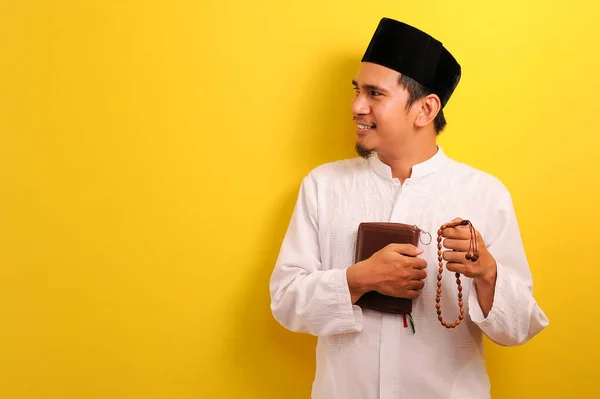 Retrato Jovem Asiático Muçulmano Feliz Segurando Alcorão Contas Oração Olhando — Fotografia de Stock