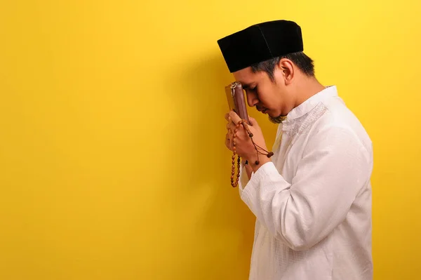 Porträt Eines Friedlichen Jungen Asiatischen Muslimischen Mannes Mit Koran Und — Stockfoto