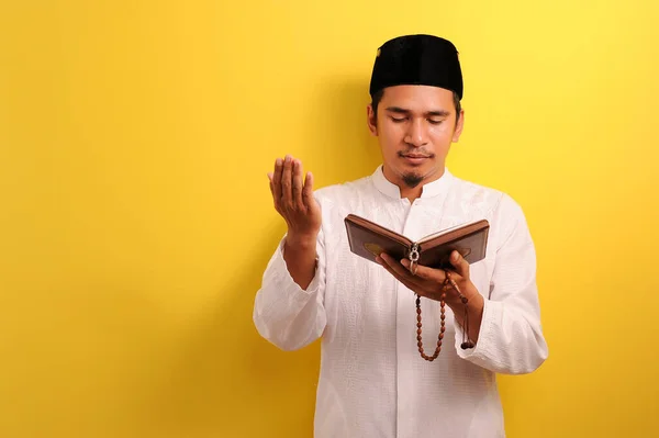 Portret Młody Muzułmanin Azjatycki Modlić Się Allaha Trzymając Koran Paciorki — Zdjęcie stockowe