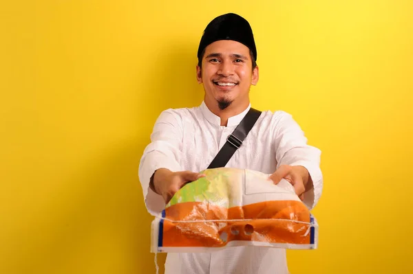 Ramadan Kareem Smiling Happy Young Asian Muslim Man Membawa Bug — Stok Foto