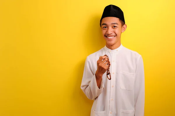Porträt Eines Glücklichen Jungen Asiatischen Muslimischen Mannes Der Gebetsperlen Mit — Stockfoto