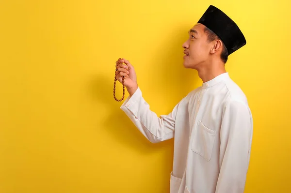 Junger Asiatischer Muslim Mit Gebetsperlen Und Erhobener Hand Isoliert Auf — Stockfoto