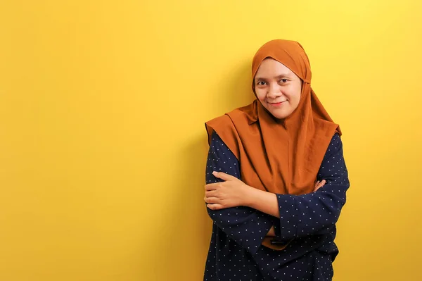有自信的亚洲穆斯林妇女的画像 双手交叉 面带微笑地看着相机 黄色背景隔离着 — 图库照片