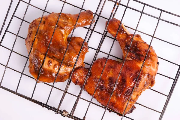 Top Kilátás Két Grillezett Csirkeláb Szójaszósz Koriander Fokhagyma Fűszerezés Egy — Stock Fotó