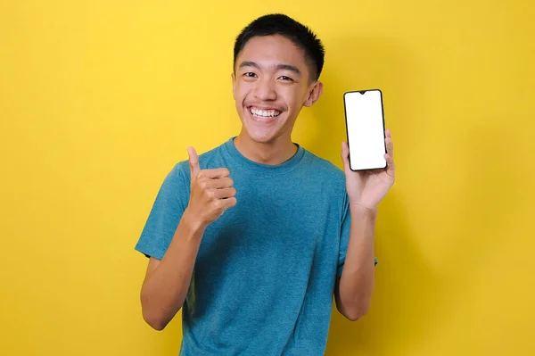 Feliz Joven Asiático Adolescente Mostrando Pantalla Del Teléfono Blanco Cámara —  Fotos de Stock