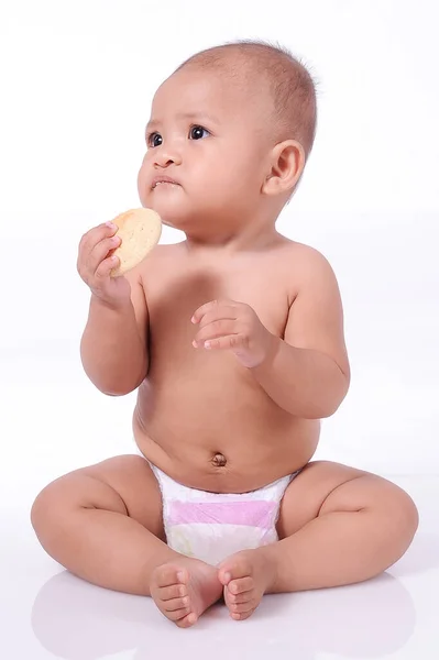 Bonito Ásia Bebê Menina Vestindo Fralda Segurando Biscoito Isolado Branco — Fotografia de Stock