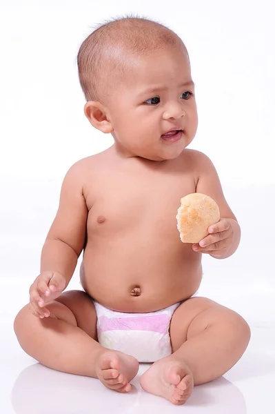 Bonito Ásia Bebê Menina Vestindo Fralda Segurando Biscoito Isolado Branco — Fotografia de Stock