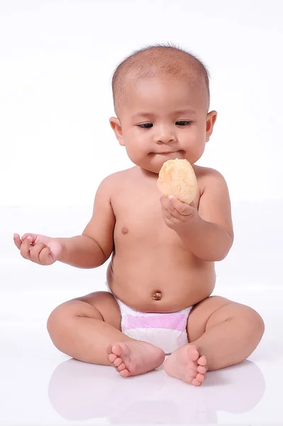 Bonito Ásia Bebê Menina Vestindo Fralda Segurando Biscoito Isolado Branco — Fotografia de Stock