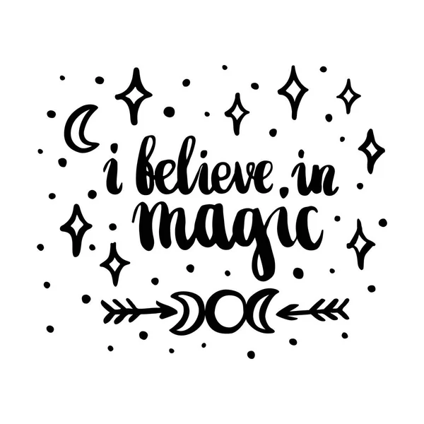 Cartão desenhado à mão com a inscrição "Eu acredito em magia", estrelas, lua, setas, desenhado a tinta em um estilo caligráfico na moda . —  Vetores de Stock