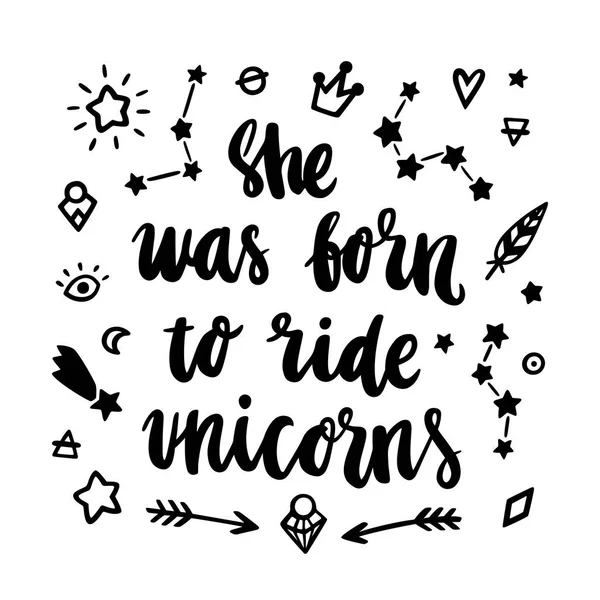 Elle est née à cheval sur des licornes. La citation dessin à la main de l'encre noire avec des simbols magiques . — Image vectorielle