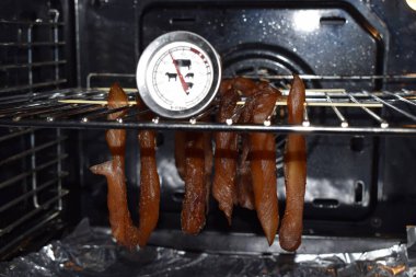 Yumuşak odaklanma. Fırında füme jambon. Üretim fırın tütsüleme evinde. Köpekler için fırında kurutulmuş yiyecekler. Fırında çiğ et. Evde köpekler için yemek pişirme.