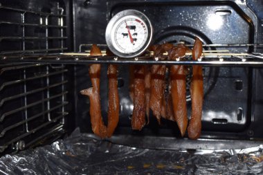 Yumuşak odaklanma. Fırında füme jambon. Üretim fırın tütsüleme evinde. Köpekler için fırında kurutulmuş yiyecekler. Fırında çiğ et. Evde köpekler için yemek pişirme.