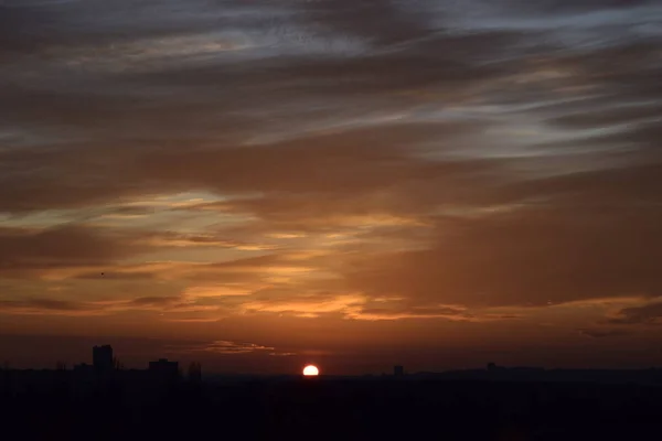 Bulutlu Dramatik Günbatımı Gökyüzü Gün Batımında Bulutlu Renkli Dramatik Gökyüzü — Stok fotoğraf