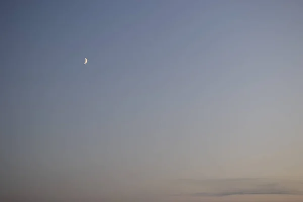 Halve Maan Prachtige Zonsondergang Zonsondergang Boven Stad Licht Donkere Lucht — Stockfoto