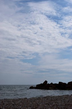 Islak taşlar ve dalgalar. Tasarım için deniz taşlarının ve deniz kölesinin arka planı.