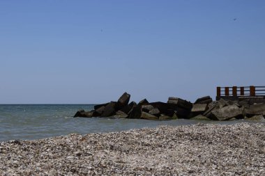 Denizde uzun bir iskele. Mavi gökyüzü ve deniz