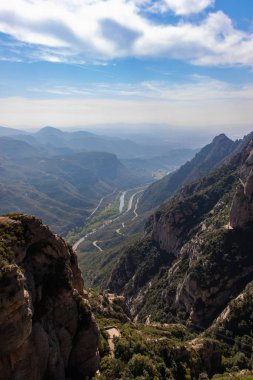Katalunya 'daki Montserrat tepesinden vadi manzarası