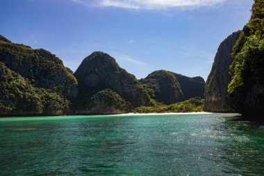 Phi Phi 'de güneşli bir günde Maya Körfezi sahili manzarası