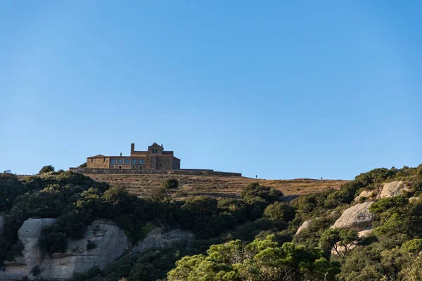 Vistas de la cima de Sant Lloren jalá del Munt y cielo azul limpio en La Mola, Catalunya —  Fotos de Stock