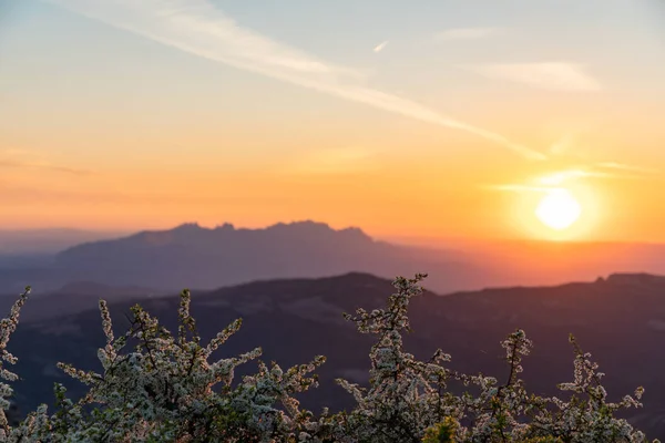 Vistas al atardecer de la silueta de Montserrat con cielo azul y naranja en Cataluña, España —  Fotos de Stock