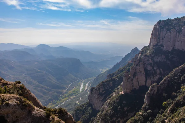 カタルーニャのモンセラット山頂からの谷の景色 — ストック写真