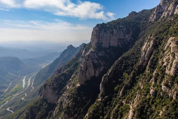 カタルーニャのモンセラット山頂からの谷の景色 — ストック写真