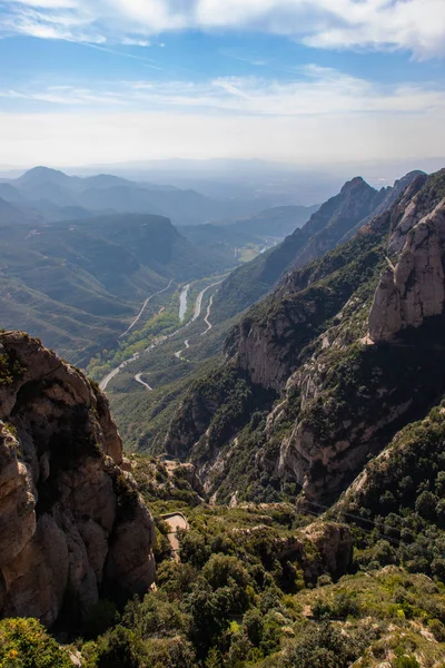 カタルーニャのモンセラット山頂からの谷の景色 — ストック写真