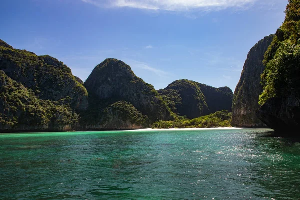 View of the Maya Bay beach with a sunny day in Phi Phi — Stock Photo, Image