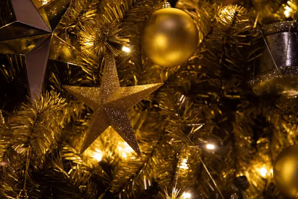 Zblízka vánoční zlaté dekorace s jiskry a majáky — Stock fotografie